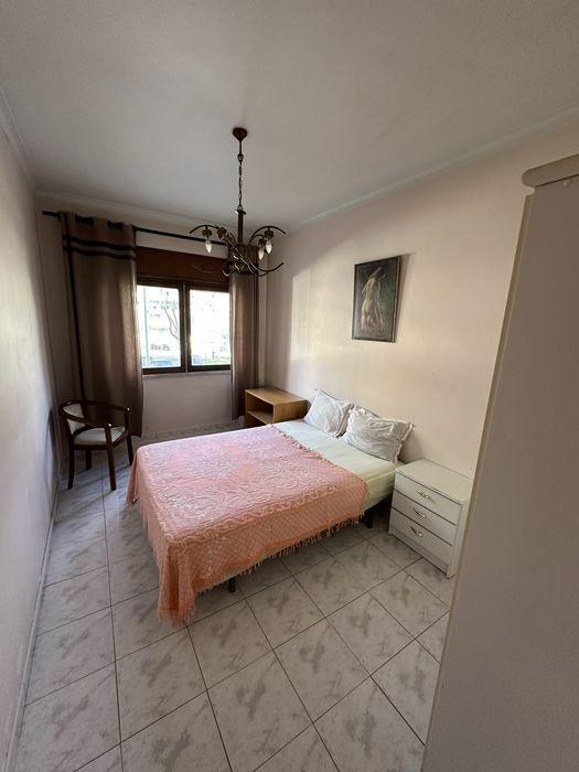 Arrenda-se Quarto/5 minutos da estaçao de Comboio