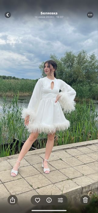 Біла сукня з пір’ями