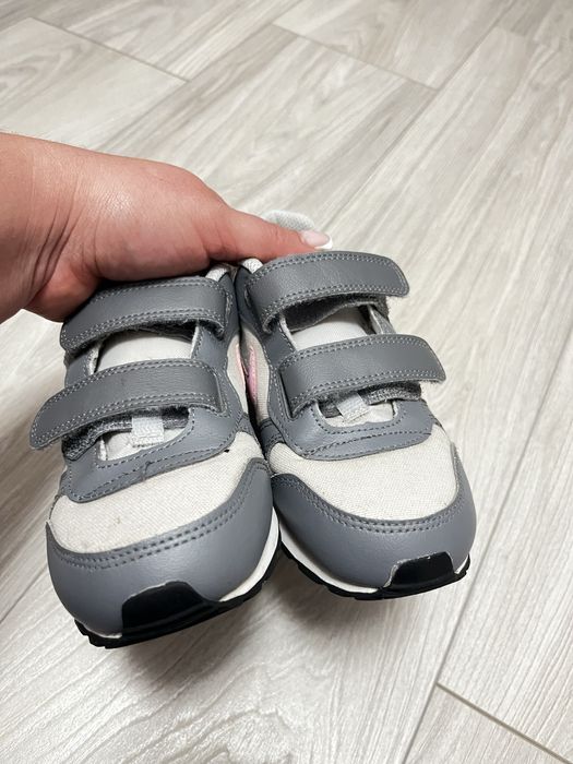 Nike  сіро-рожеві  32 р