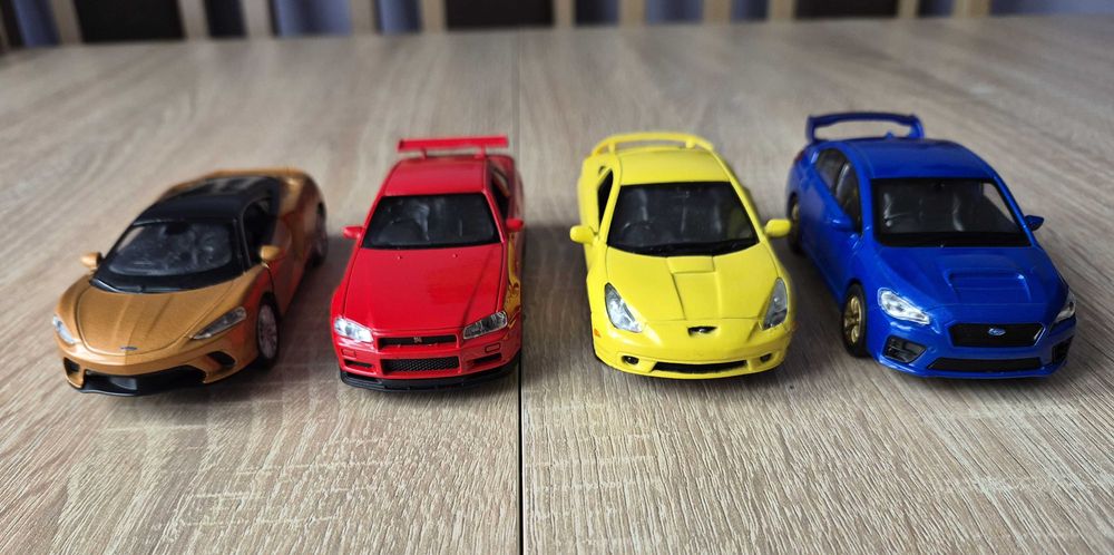Cztery wspaniałe sportowe modele Welly skala 1:34