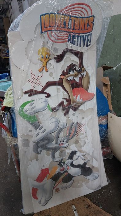 Kartonowy stojak stand reklamowy z
postaciami z bajek Looney Tunes
