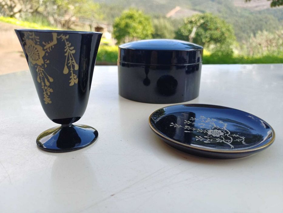 Conjunto Licoreiro, com tabuleiro, copos e pires, usados