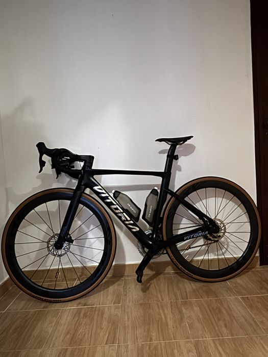 Bicicleta de Estrada Aero em Carbono + Garmin