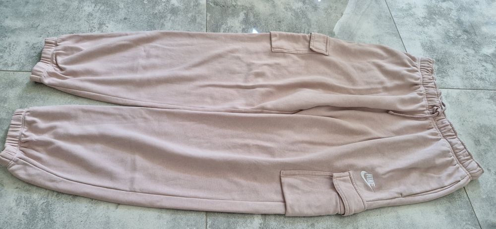 Nike Luźne spodnie dresowe pudrowy róż 38 40 M L