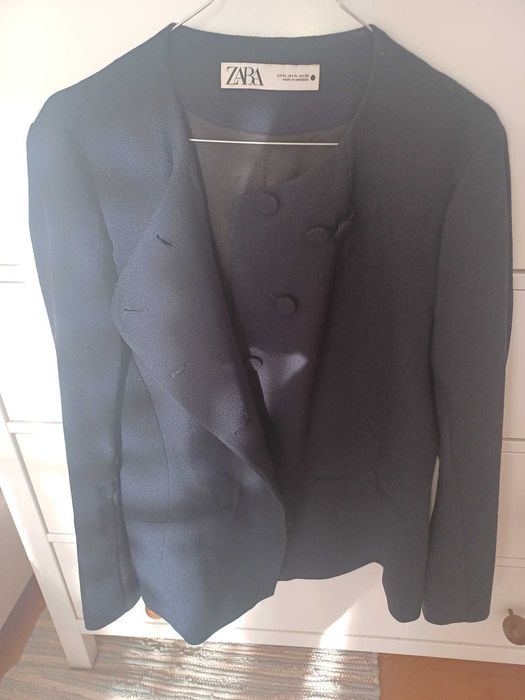 Jaqueta azul escura cintada da Zara