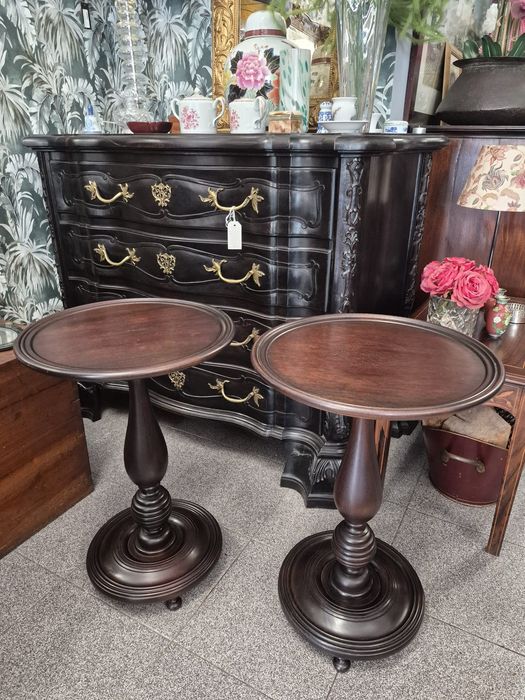 Par de Mesinhas de Apoio em Madeira Maciça.