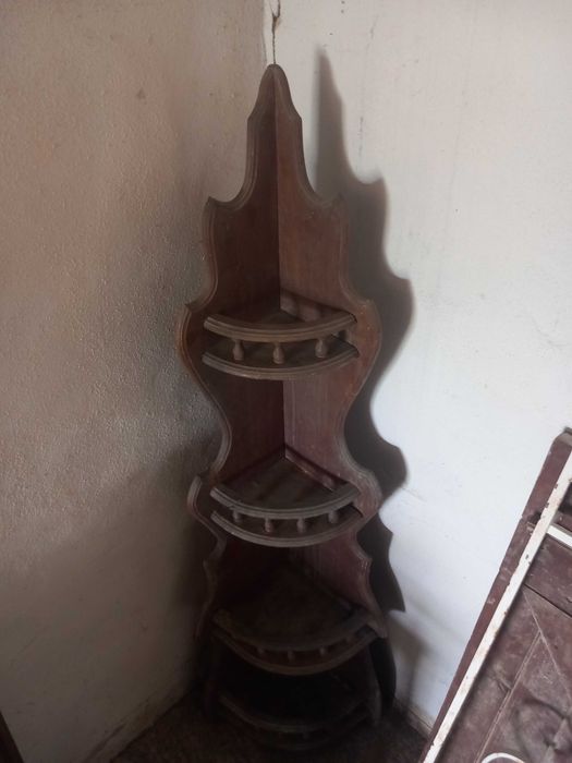 Cantoneira de madeira, antiga, com varios niveis, desenhada para os cantos da casa, muita arrumação