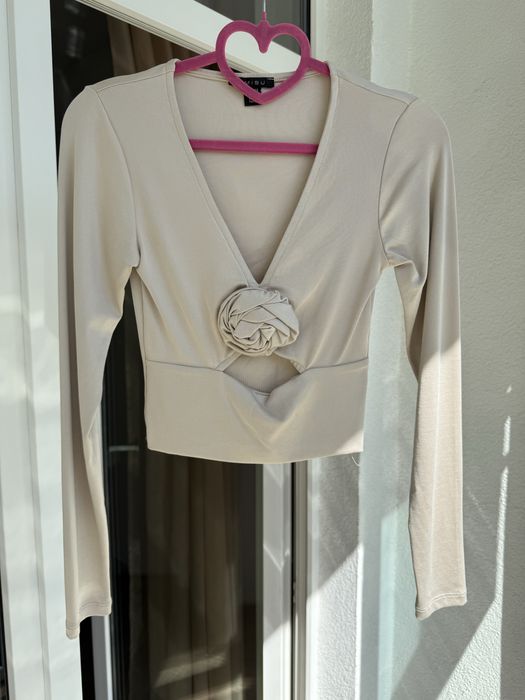 Черная бежевая блузка с цветком размер s