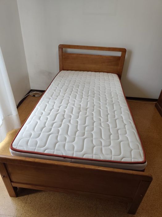 Cama solteiro com colchão, estrado e mesa cabeceira