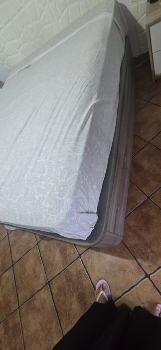 Cama sommier cinza