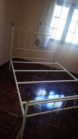Cama de casal em ferro branco e 2 mesas de cabeceira com tampo em márm