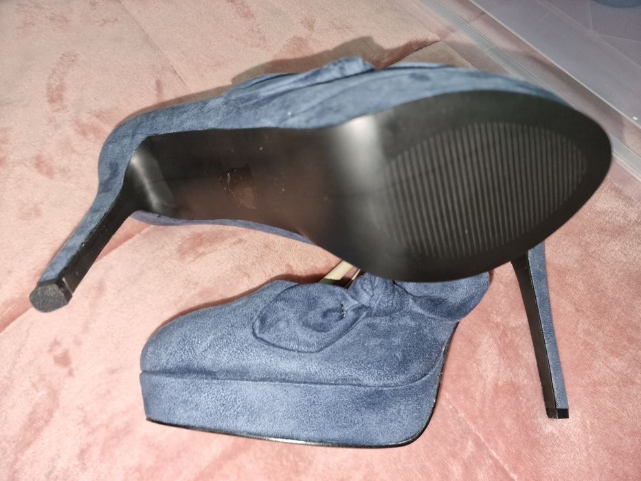 Sapatos novos, azul petróleo