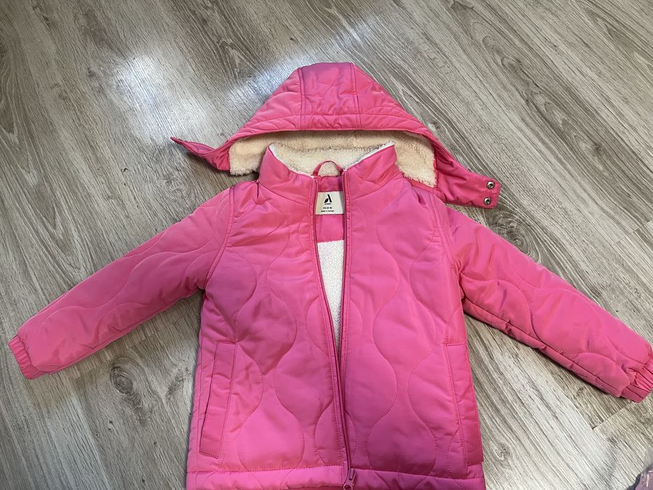 Теплая куртка весенняя на девочку 4-5 лет