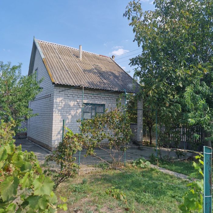 Двоповерховий будинок з ділянкою 12 соток біля водойми