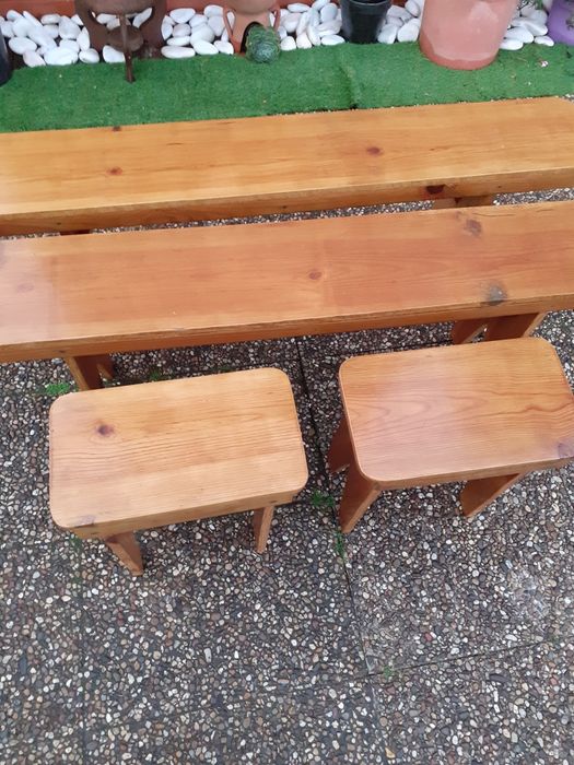 Mesa e Bancos de Jardim