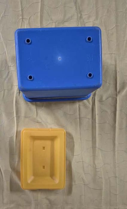 Geleira azul com tampa amarela