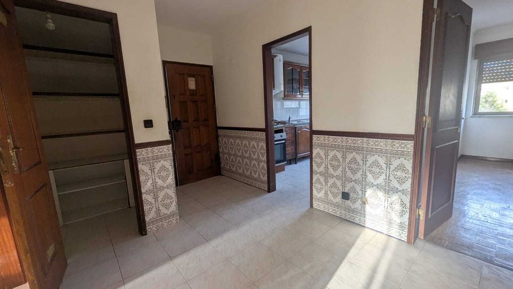 T2 com Arrecadação no Carregado – Excelente Localização