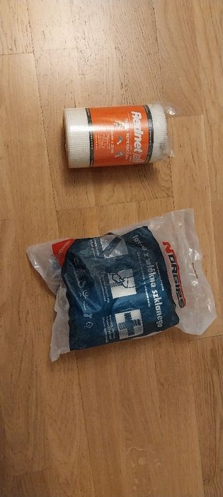 Taśmą z włókna szklanego