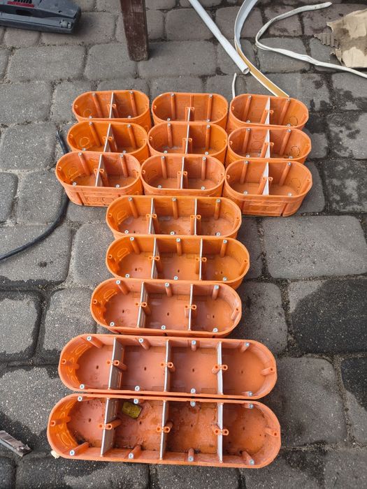 Puszki instalacyjne podtynkowe.