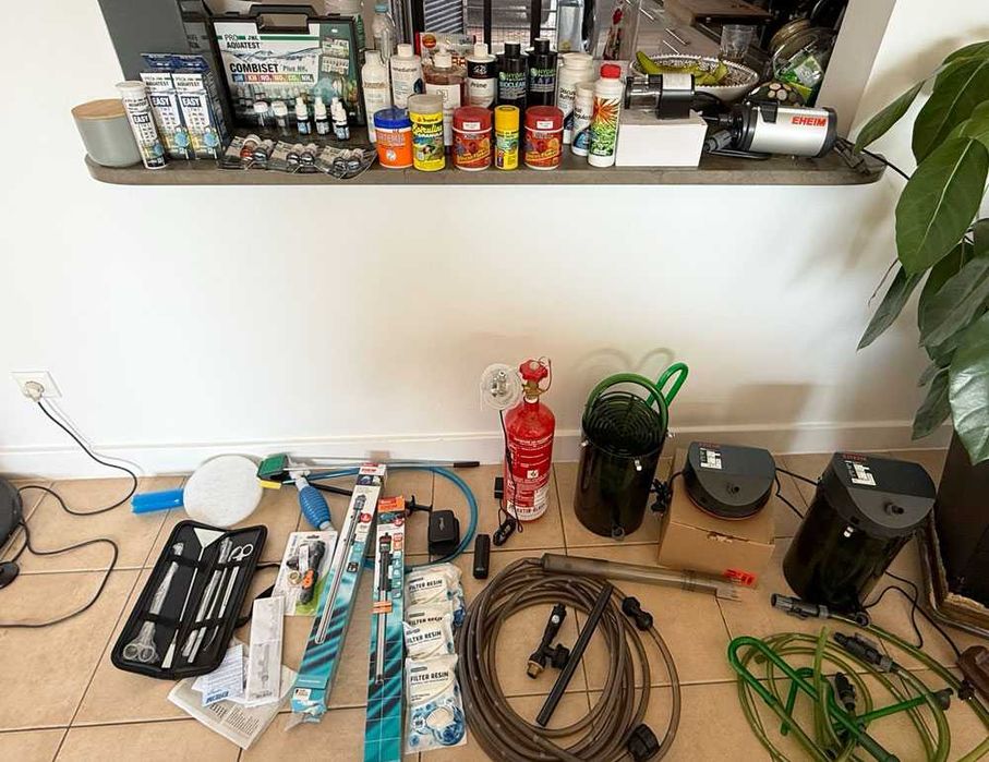 NOVO PREÇO - 400€ - Equipamento para dois aquários e muitos produtos extra
