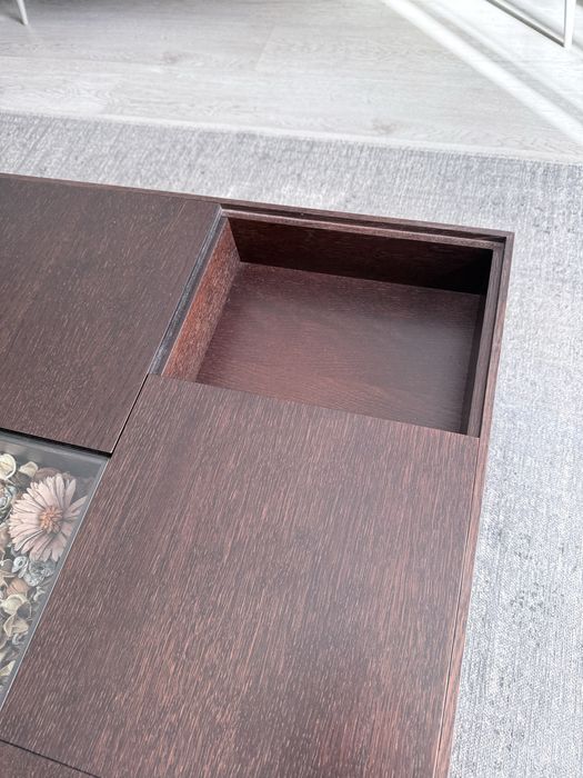 Mesa de apoio quadrada com arrumação