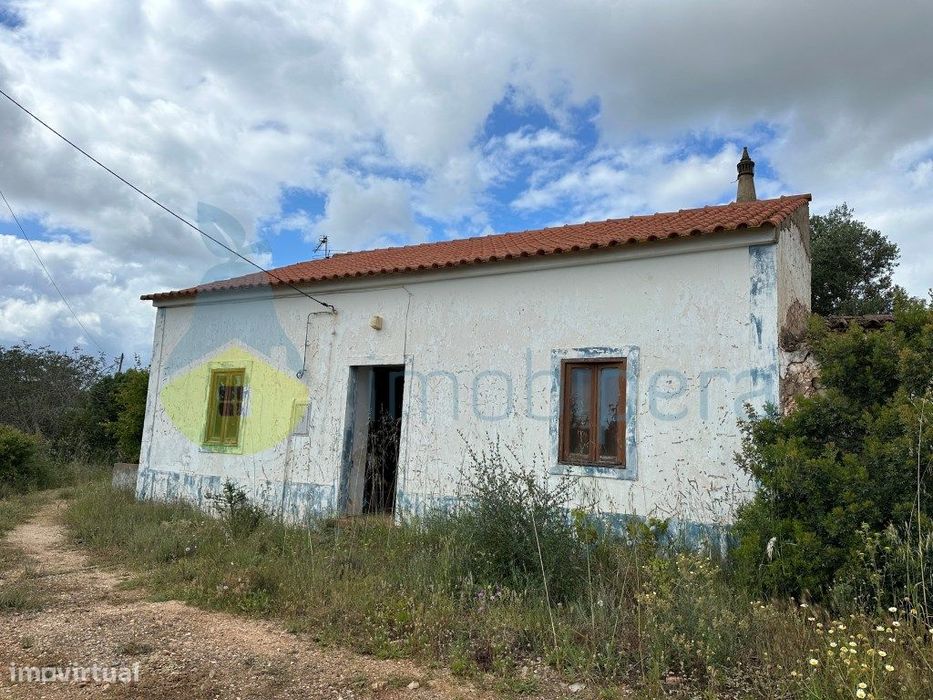 Moradia para remodelar em Mouricão S.Bartolomeu de Messines