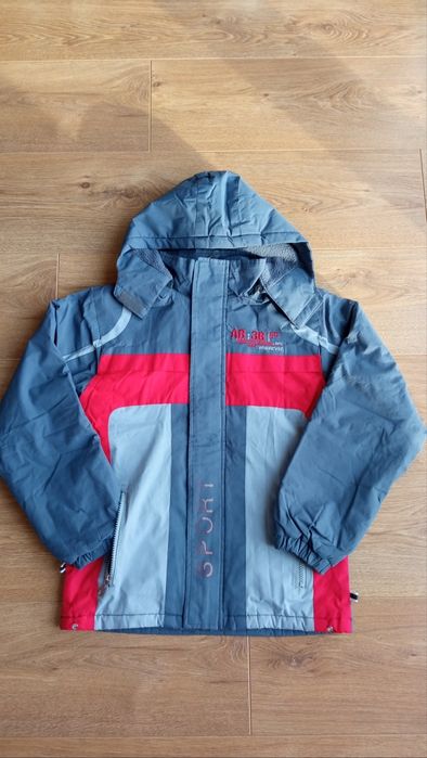 Chłopięca kurtka jesienno-wiosenna z kapturem