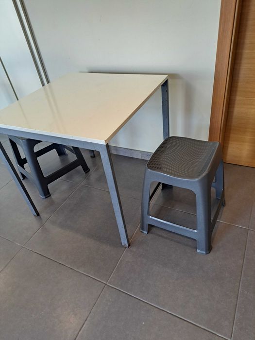 Mesa com duas cadeiras