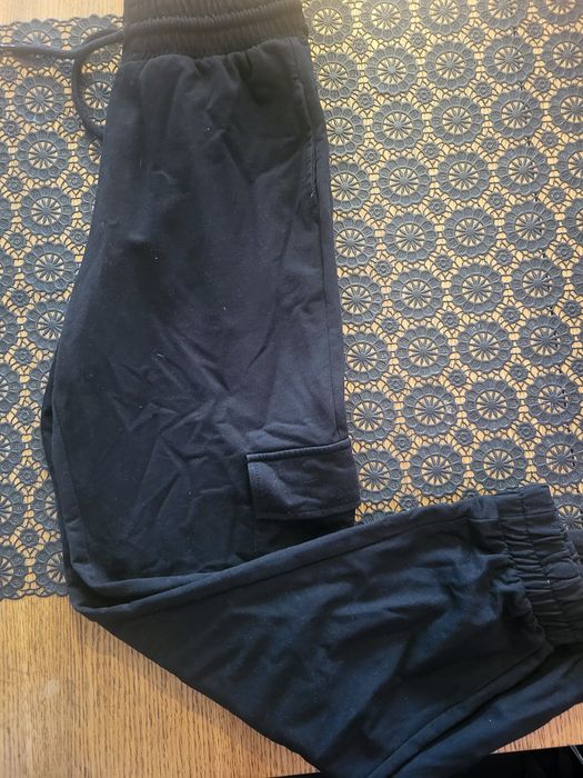 Czarne spodnie bojówki