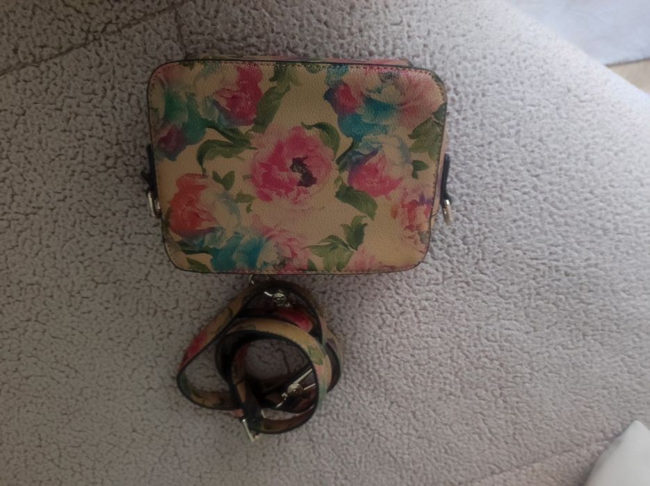 Mala a tiracolo  em estampado floral