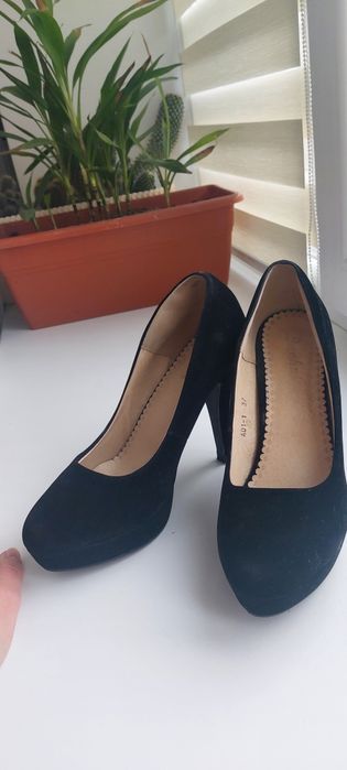 Чорні замшеві туфлі