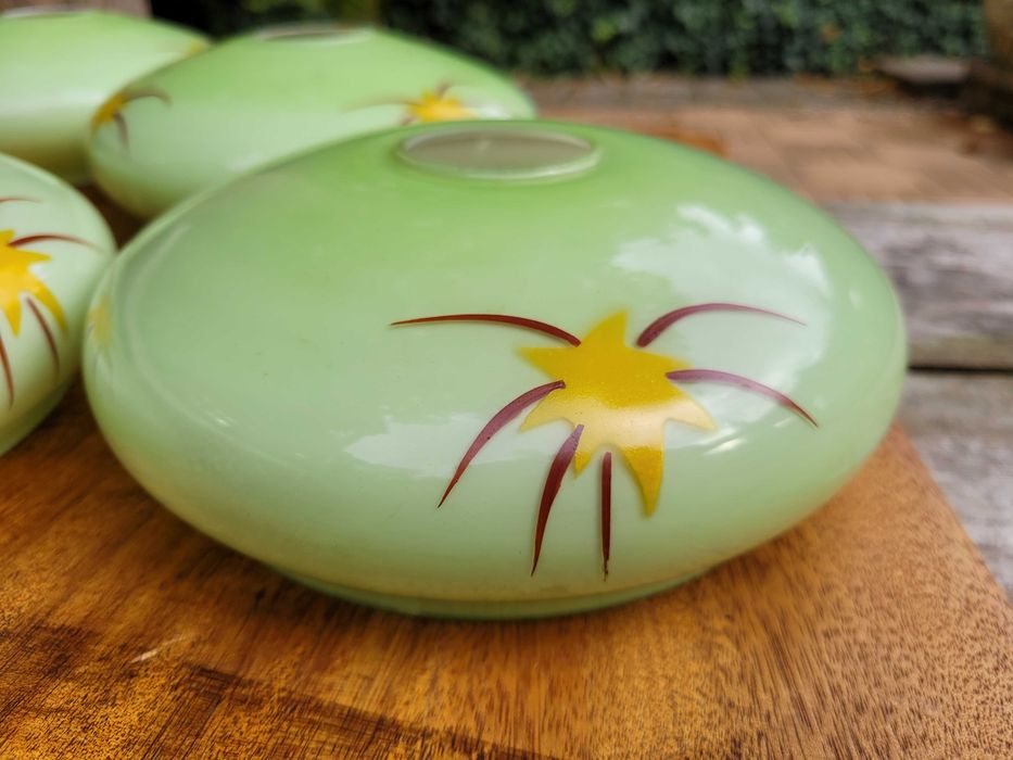 Stare klosze do żyrandola, berety