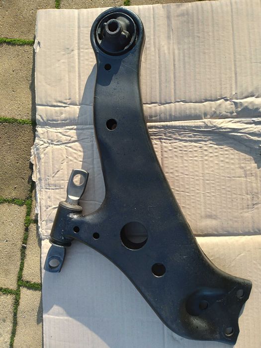 Оригинальный рычаг нижний левый в хорошем состоянии Lexus RX,Toyota...
