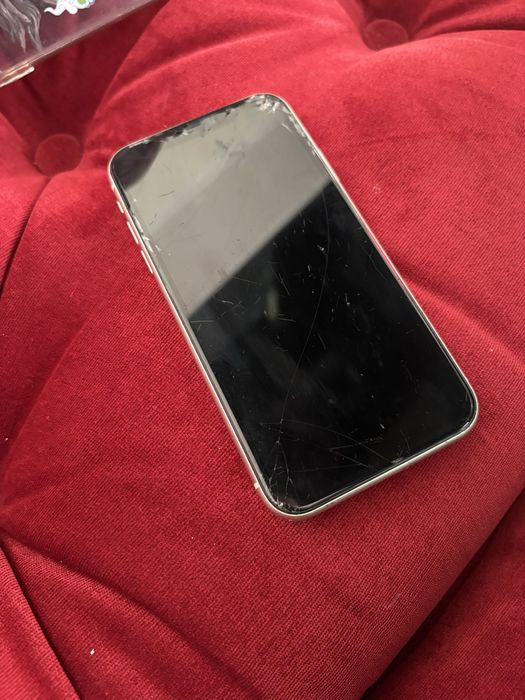 Айфон 11 білого  кольору, на 64 ГБ