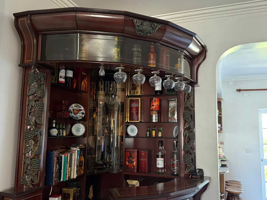 Bar de sala em muito bom estado