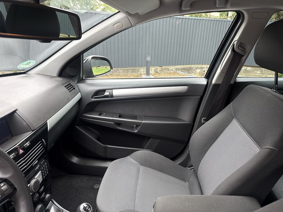 Opel Astra 1.6 бензин 2010 рік