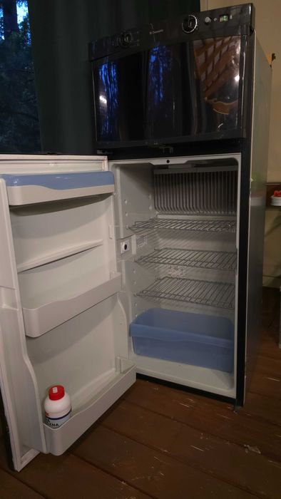 Sprzedam używaną chłodziarko-zamrażarkę Dometic RM 7850 L.
