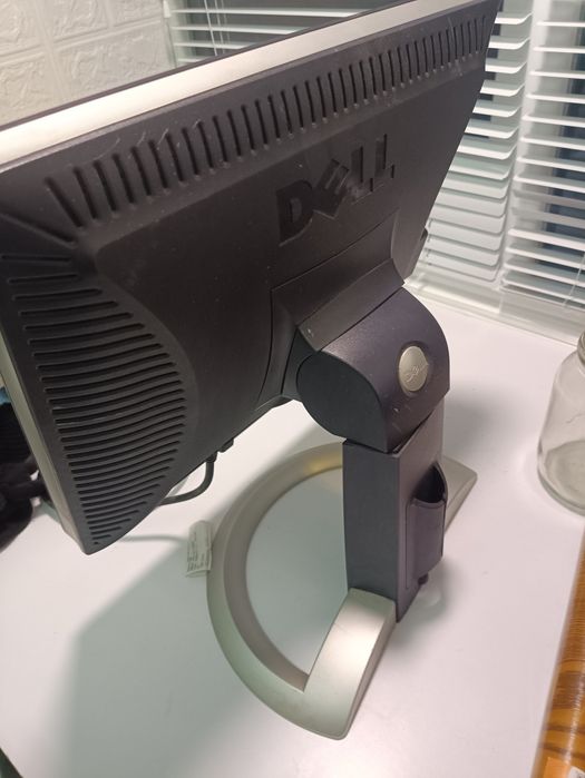 Монітор Dell 17зображення нормальне