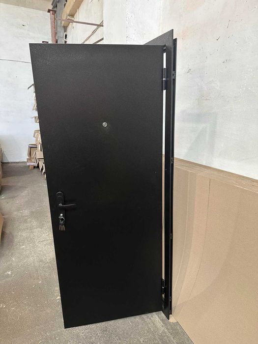 Нові металеві двері.