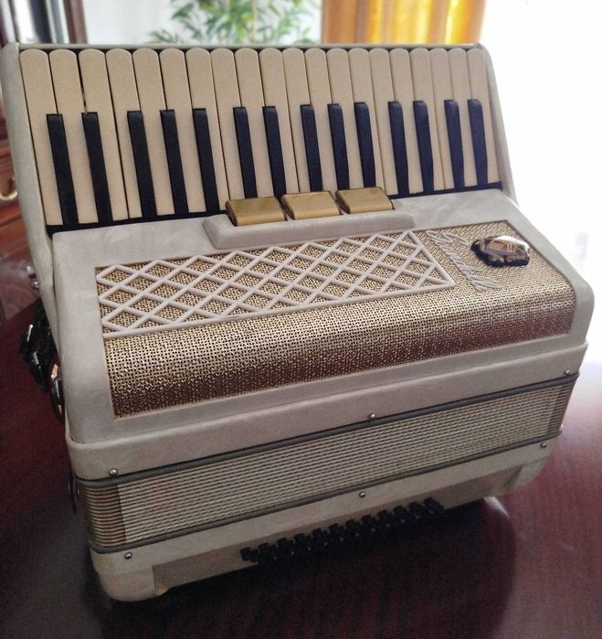Vendo Acordeon Scandalli 48 baixos