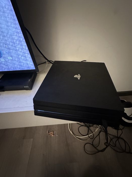 Playstastion 4 pro 1t com um comando