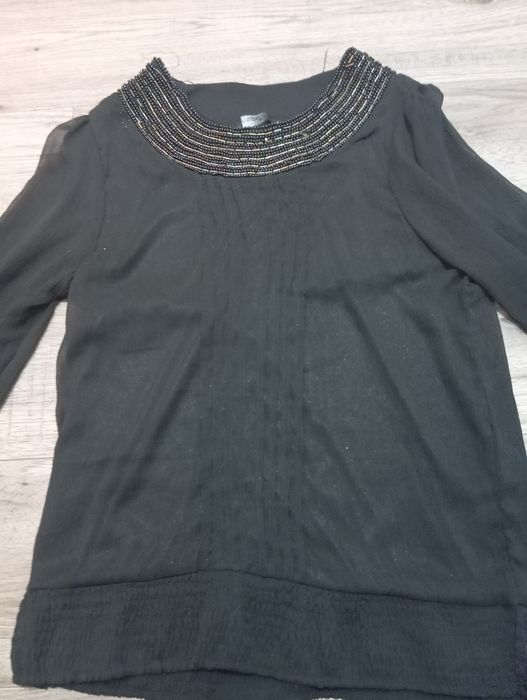 Elegancka czarna bluzka z koralikami przy szyi  rozmiar M