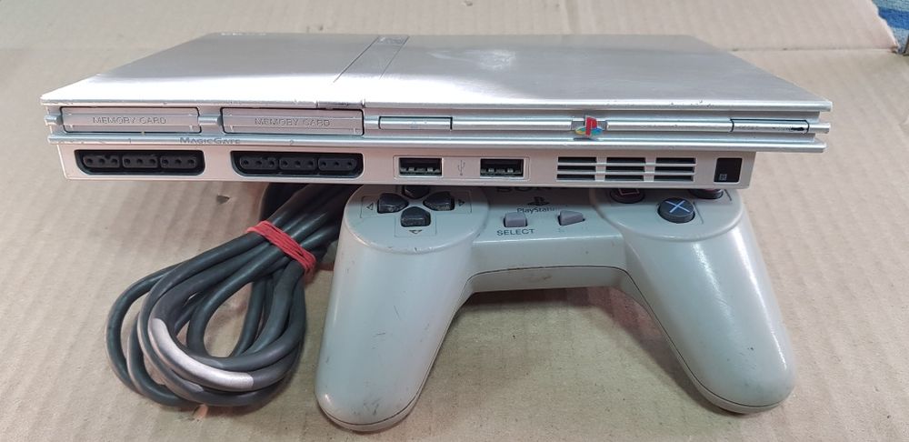 Sony PlayStation 2 (model SCPH-70004)
