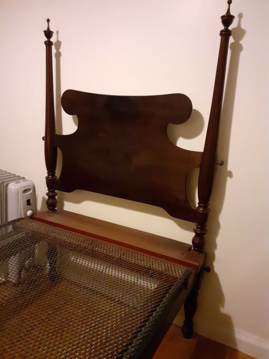 Cama de solteiro antiga