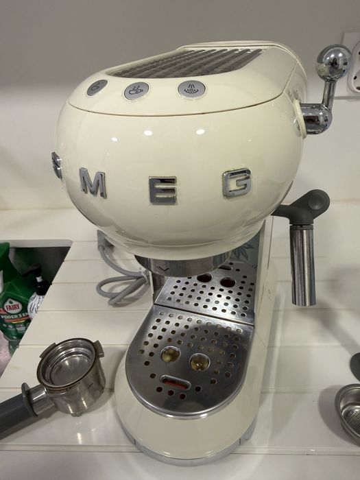 Máquina de Café SMEG Expresso Bege – Café Moído e Cápsulas + Acessórios