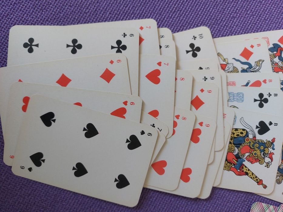 Карты игральные 1991 г. и карты на тему культуры  майя