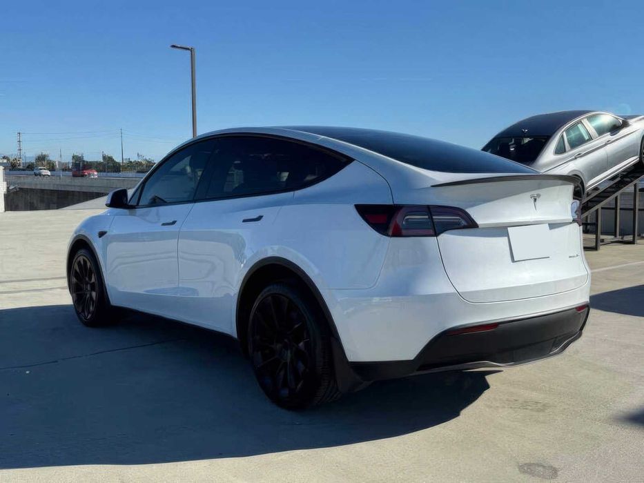 Tesla Model Y Long Range      2023