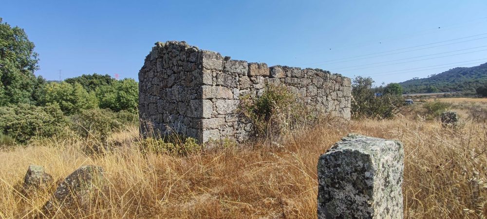 Terreno Rustico com Ruina de Casa Antiga