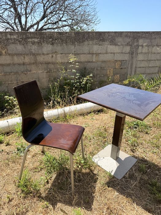 Mesa e cadeiras