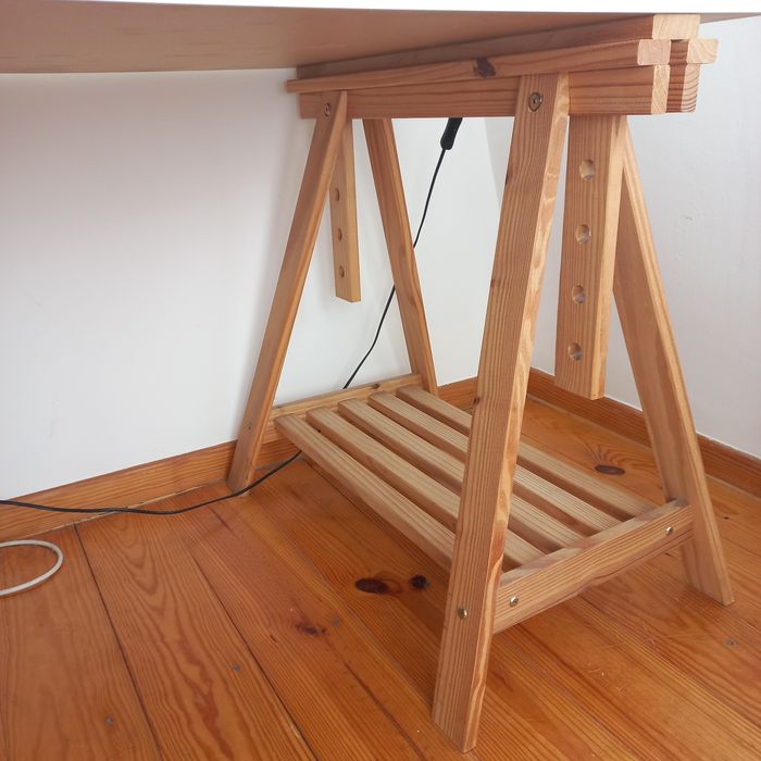 Mesa 75x150cm com pés de madeira